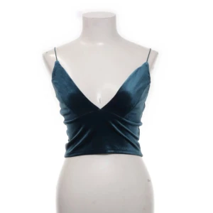 Topp - Topp som jag köpt från Sellpy men aldrig använt själv 🤍 Perfekt till fest eller annat! Tyget är lite sammets aktigt