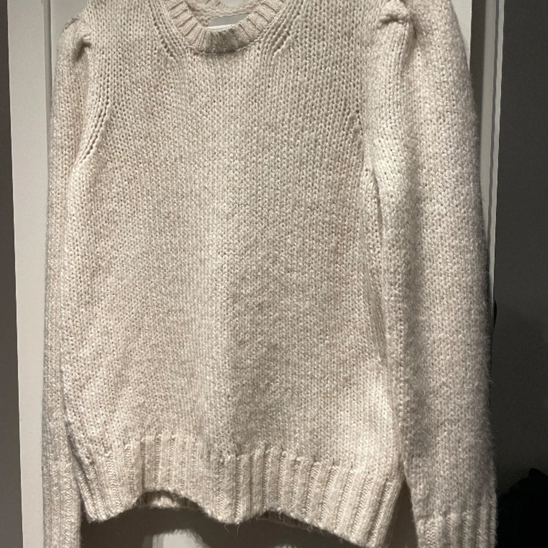 Stickad tröja med puffärm