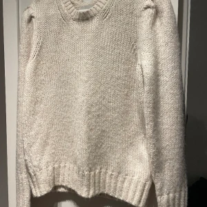 Stickad tröja med puffärm - Stickad tröja med puffärm Oanvänd Ej stickig Gör sig inte rättvisa på bild