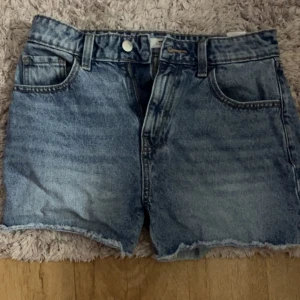 Jeans shorts  - Bra sick och jag har Andvänt dom bara en gång men skriv något i privat.:)