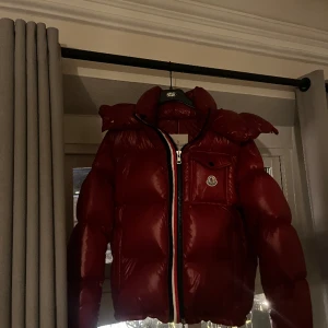 Moncler montbeliard - En Moncler , köpt på i slutet på november å knappt använd alls p.g.a att den är för liten , kvitto finns Det är en liten Medium så passar S med 