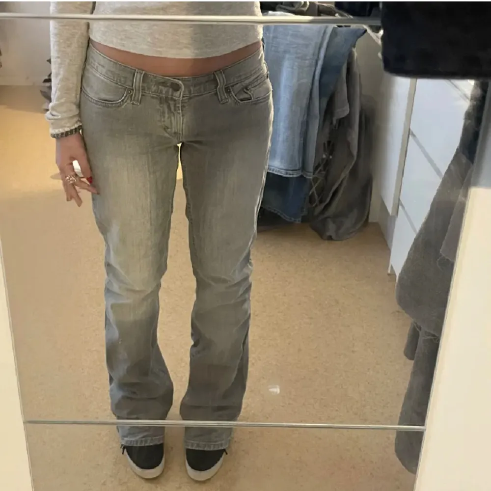 Ljusgråa lågmidjade jeans från J. Lindeberg. Efterliknar jeansen på första bilden. Toppenskick utan defekter. Midjemått 72 o Innerben 80.🫶🫶. Jeans & Byxor.