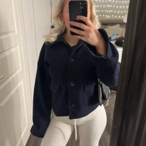 Blå kappa från designbysi - HELT ny kappa från design by sig (kostar 832 kr) är i storlek M/L men som ni ser är den ganska kort och liten så mer åt S hållet! Den är jättefin och är helt oanvänd och endast testad. 💕💕