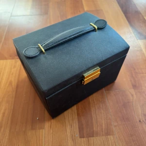 Smyckeskrin - Bra skick lite repeor på undersidan. Dm för fler bilder.