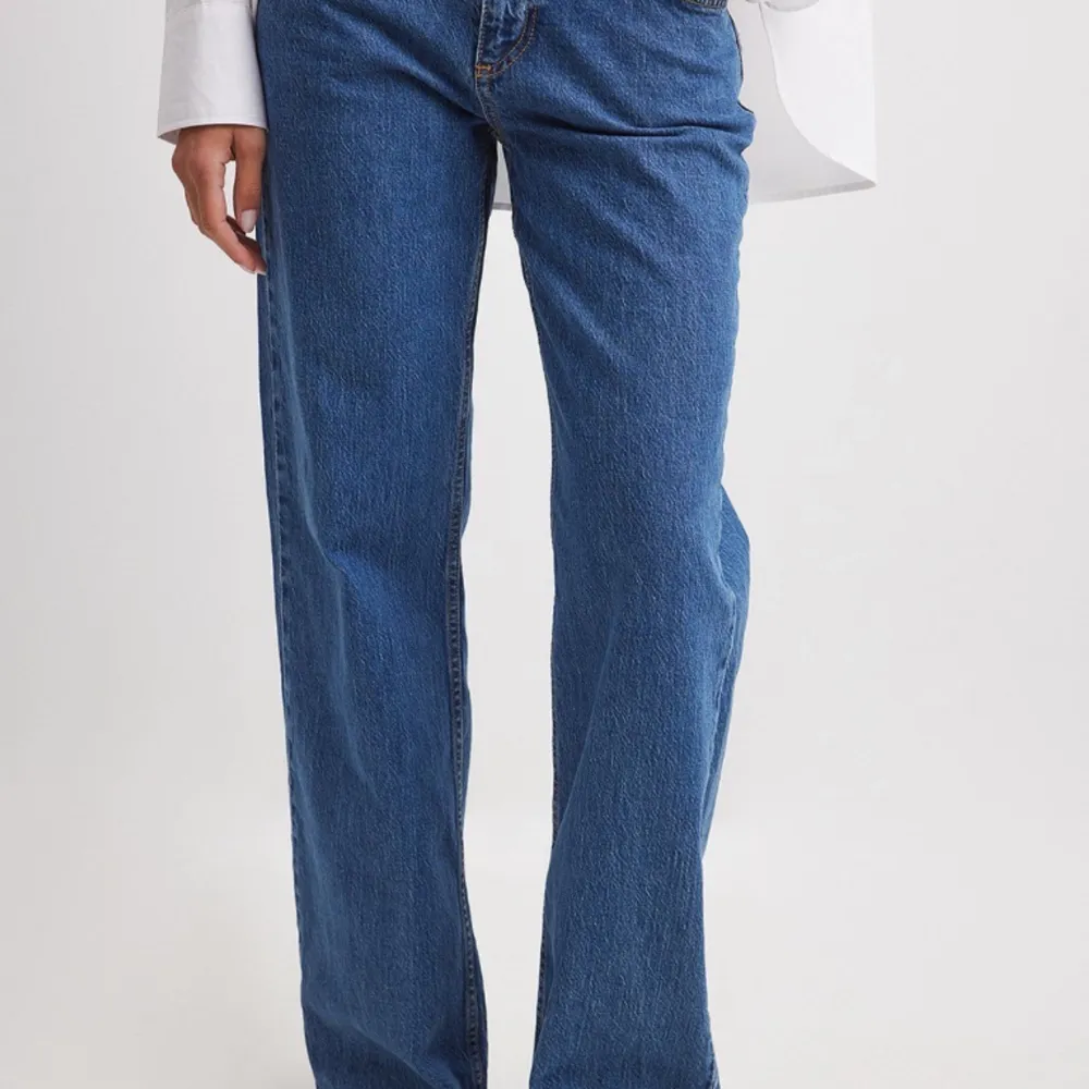 Mörkblå jeans från nakd’s bäst säljare ”low waist jeans”  Knappt använda  passar36/38 Köpta för 699. Jeans & Byxor.
