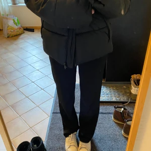 Kostymbyxor  - Gulliga kostymbyxor! Perfekta till sommarkvällar, inte för varma. I storlek xs men passar xs/s. Längd 30. Det är bara att skriva om du har frågor eller vill ha fler bilder! 