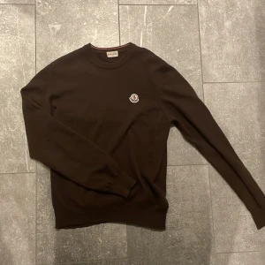 Moncler lammulls tröja  - Tjenare! Säljer nu en riktigt snygg Moncler tröja i lammull, Super bekväm och väldigt stilren som passar till allt! Skick: 9.5/10 nypris 6 000kr (pris kan diskuteras vid snabb affär)