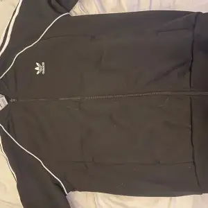 Tjena säljer nu denna feta adidas sst tracksuiten som är storlek medium och cond 8/10 säljer då d nt min stil längre kom privat för fler frågor och bilder 