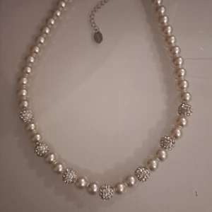 Vit pärlhalsband från ur och pen - Vit pärlhalsband fårn ur och pen Nypris 100 Säljer för 30