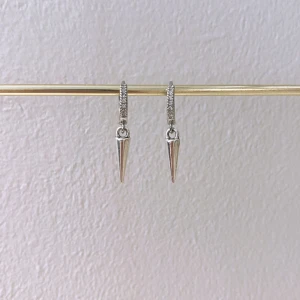 Ida Earrings - Fina, enkla och eleganta örhängen! Passar både att ha till vardags och vid festtillfällen! 