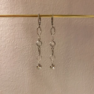 Sanna Earrings - Långa festliga örhängen!  Dessa passar utmärkt vid fest! 