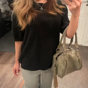 Kortärmad snygg stickad tröja - Kommer ej till användning 