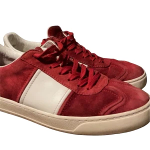 Valentino Flycrew - Säljer mina trendiga och asfeta valentino flycrew i storlek 42 men passar 42-43. Dem är i röd mocka. Skicket är fint. Däremot fattas 4 nitar… men dem är i dunder skick om man bortser från det! Skosnöre och tag från farfetch där dem är köpta medföljer