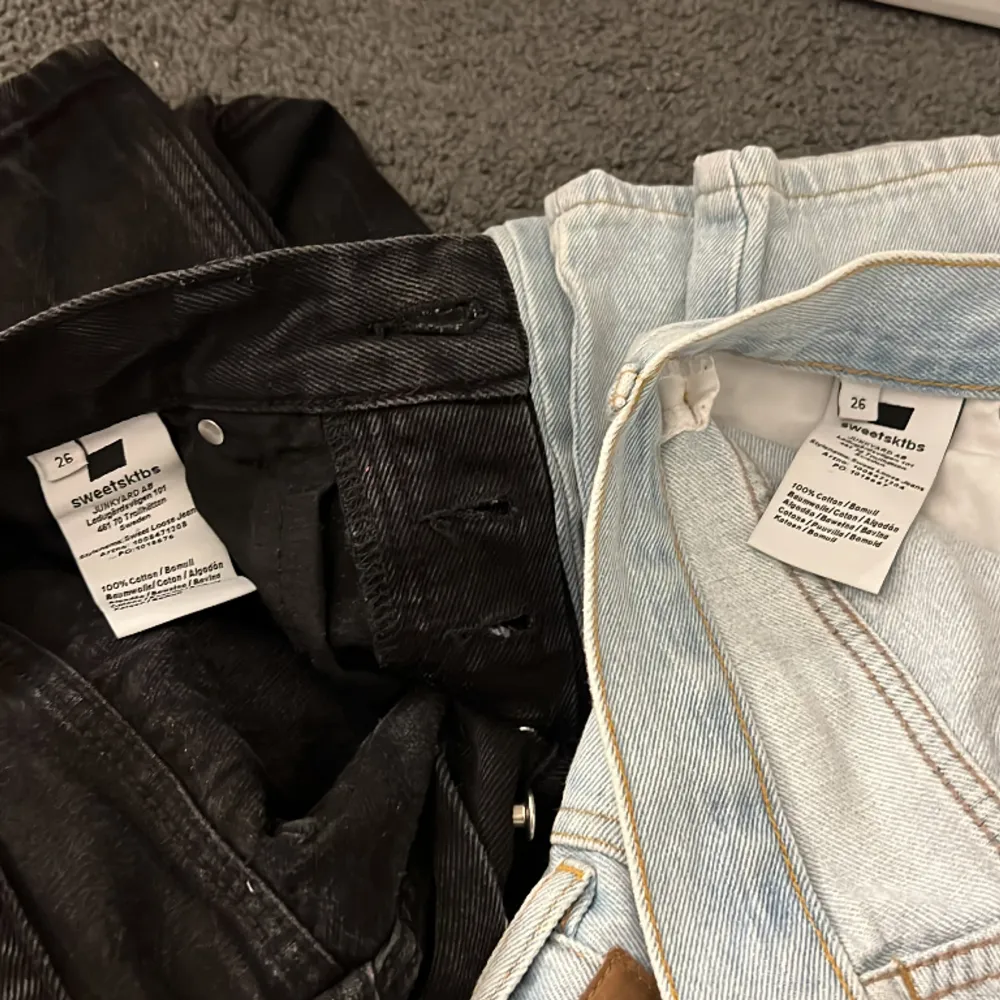 Tror jag fått dessa 2 par jeans av min kusin då de aldrig kommit till använd hos mig. Är i helt ny skick👍🏻ingen anning om vad de kostar nya men sätter priset på något rimligt! Säljs då styckvis! Båda är likadana bara olika färger 😘. Jeans & Byxor.