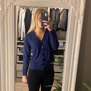 Stickad kofta  - Helt oanvänd marinblå kofta🥰