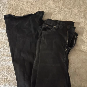 Svarta jeans  - 💞Svarta tajta jeans  💞Utsvänga ben med perfekt passform 💞H&M storlek S  KAN skickas och mötas 