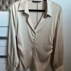 Beige satin blus från ZARA i strl M✨   Använd 2 gånger - mycket bra skick