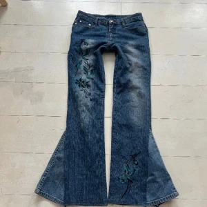 lågmidjade jeans med broderade blommor  - köpt här på plick men de var för långa på mig! passar nog någon som är ungefär 162-167