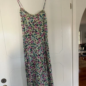 Blommig klänning - I fint skick, jättefin till sommaren!! Den är midi 