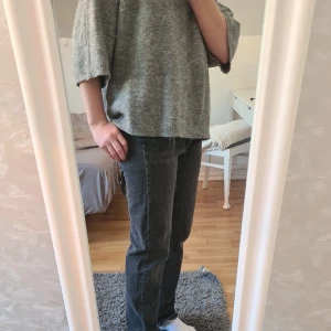Gråa/svarta jeans - Grå/svarta raka jeans. Använda fåtal gånger då de är lite stora i midjan för mig. Passar på mig som har storlek 152/158💗 Finns att hämta i Knivsta eller går att skicka om köparen betalar frakten💗😊