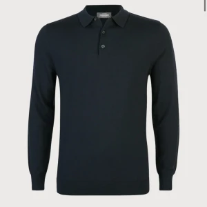 Merino ull tröja! - Säljer denna merino ull tröjan från dressman! Skick 9/10, Jättebra skick, endast ett litet hål vid knappen som syns på bild 3! Inget som märks! Sitter som M Nypris 799kr!