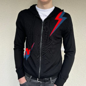 Zadig&voltaire merino ull hoodie - Jag säljer denna snygga Zadig&voltaire hoodien. Hoodien är 100% merino ull. Hoodien kostar nypris ca 3400kr. Den är helt ny och taggs finns kvar!!