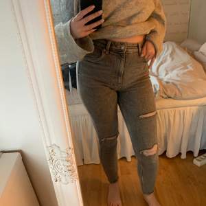 Jeans från Zara i en grå tvätt med slitningar. Använda max 3 gånger så i nyskick. Storlek 38, och väldigt formbara så skulle säga att 36 också passar. 