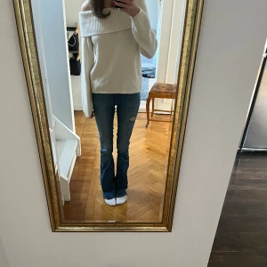 Off shoulder tröja - Stickad tröja från &other stories 😊en liten fläck på kragen som syns på sista bilden, men det är inget som syns i verkligheten ❤️