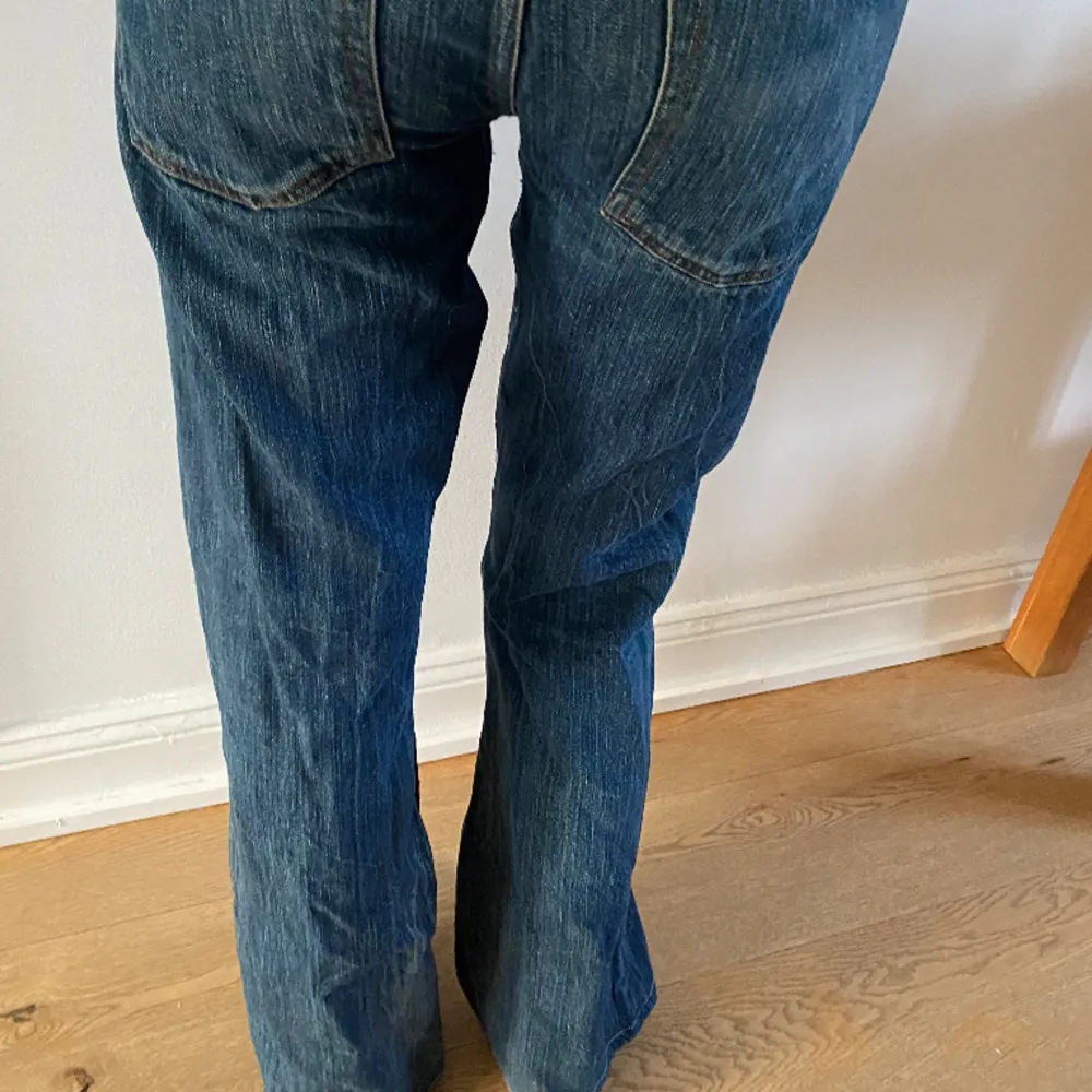 Dessa jeans är lowwaist relaxed fit. De är ganska långa så passar lite längre personer. De är äkta Diesel köpt på en vintage affär i Köpenhamn. . Jeans & Byxor.