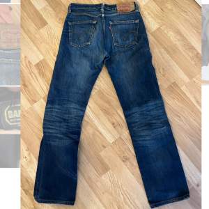 Vintage Levis 501 jeans i bra skick. Raka i modellen. Knappar som gylf.  30/34