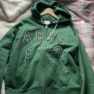 Axel Arigato Zip Up - Varan är i nyskick men den är omsydd så passformen blir bättre. Den är alltså inte lika bred som den är helt ny. Knappt använd pågrund av att den passar inte min stil direkt. Nypris 2300