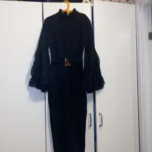 En svart klänning som har jätte fina ärmar har aldrig använd den, stolen XS