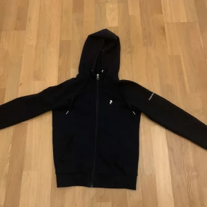 Peak performance  - Säljer en svart peak performance hoodie i storlek xs. Tröjan har bara använts ett fåtal gånger. Pris kan diskuteras.