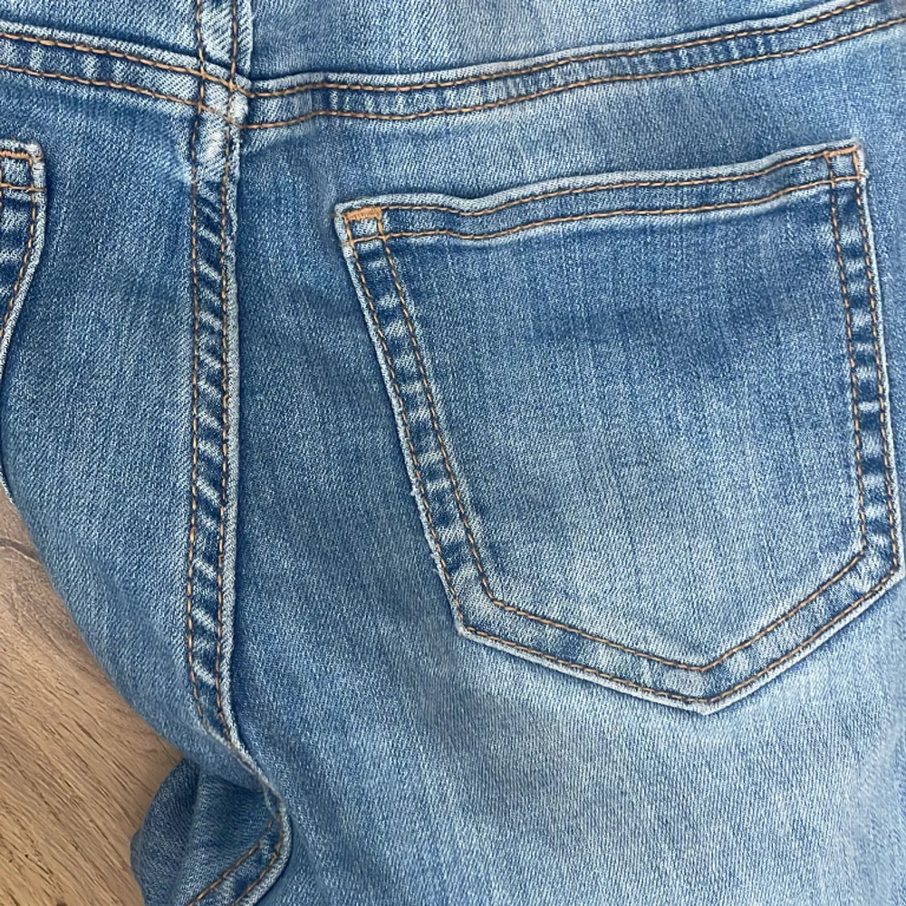 Jätte fina blåa jeans säljer då dom inte längre passar, pris går att diskuteras! ⚠️Läs bio innan köp⚠️. Jeans & Byxor.