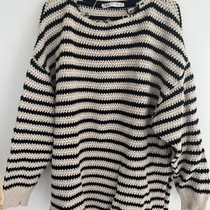 Randig virkad tröja ZARA - Använd en gång. Nypris 399 :- storlek xs/s 