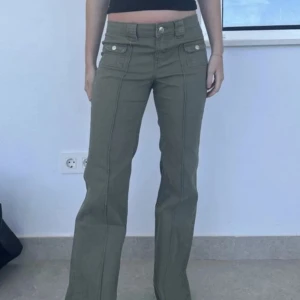 Jeans - -Ett par gröna jeans ifrån hm. Har använt några gånger. Bra skick:) De passar perfekt på 165-170cm lång. Passar på 36, 38 much 40. Vet inte original pris eftersom att jag köpte de på Plick!💓