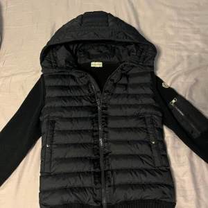 Moncler cardigan - Marinblå  - Intressekoll på en helt ny moncler cardigan! 🕝 Färgen är marinblå men ser svart ut på bilden. Är villig att byta mot något men tar helst pengar 💰 Bästa A-Kopian på marknaden. Tar gärna prisförslag!