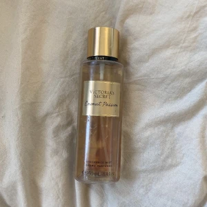 Victoria secret fragrance mist - Victoria secret coconut passion. Lite mindre än hälften finns kvar. Nypris 199kr.
