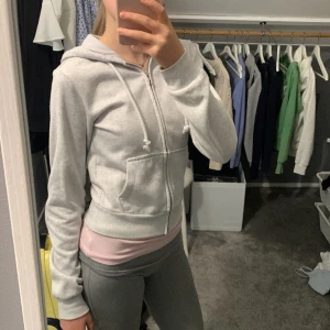 Zip up tröja - Säljer en jätteskön och fin zip up tröja som inte kommer till användning längre, den är lite nopprig men det är inget som man märker så mycket. Köpt för några år sedan och använd ett par gånger men fortfarande i toppenskick