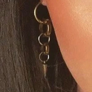 Örhängen  - Väldigt fina örhängen som är i samarbete med @raquelle055  Finns i guld och silver. Köp för 99kr/st Eller 185kr/ paret. Modell 147 Smyckes ställningen finns även att köpa för 299kr!