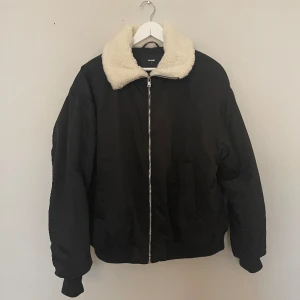BOMBERJACKA - Bomberjacka fårn Bikbok. Lite oversize! Använd fåtal gånger. Fint skick! Mysig och varm. 