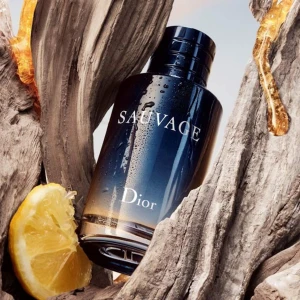 Dior Sauvage - Tja!  Dior Sauvage är en väldigt manlig doft som har top noter av citrus och är väldigt fräsch. Bas noten består utav cederträ och lavendel. Den passar året runt för sin fräscha och starka doft. Dior Sauvage 2 ml 45kr | 5 ml 89kr | 10ml 169kr