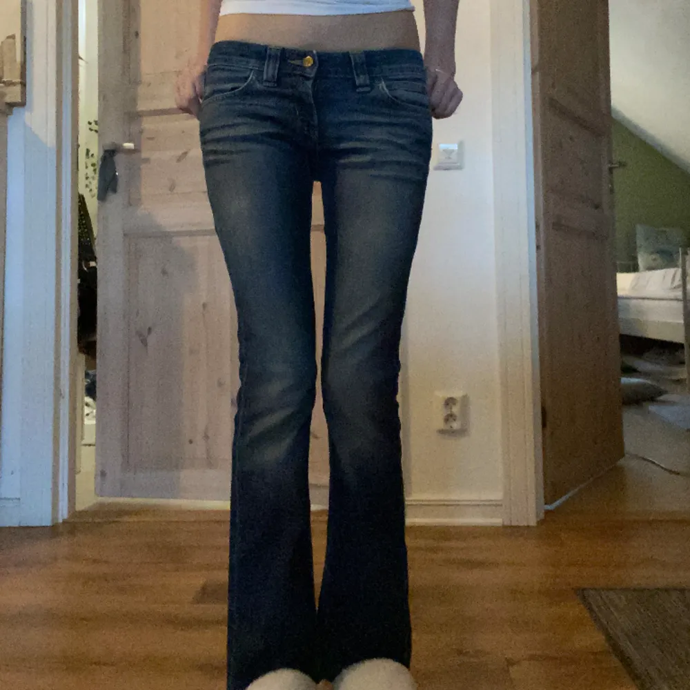 I väldigt fint skick, skulle säga att dom är som en blandning mellan raka och bootcut jeans, har inte super mycket svängning längst ner men det ser fortfarande ut som bootcut på (sista bild) Mått: innerbenslängd 72-73cm, midjemått rakt över ca 37cm💕 . Jeans & Byxor.