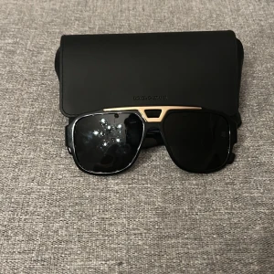 Dolce & Gabbana  - Dolce & Gabbana solglasögon, passar perfekt nu till vårsolen! Bara att höra av sig.