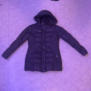 RockandBlue jacka - RockandBlue jacka säljes nu, för frågor och svar så är det bara till och skriva. Jackan har tyvärr en fläck men är inte så stor och syns inte så mycket, frakt får köparen själv stå för men kan även hämta den i malmö☺️. 