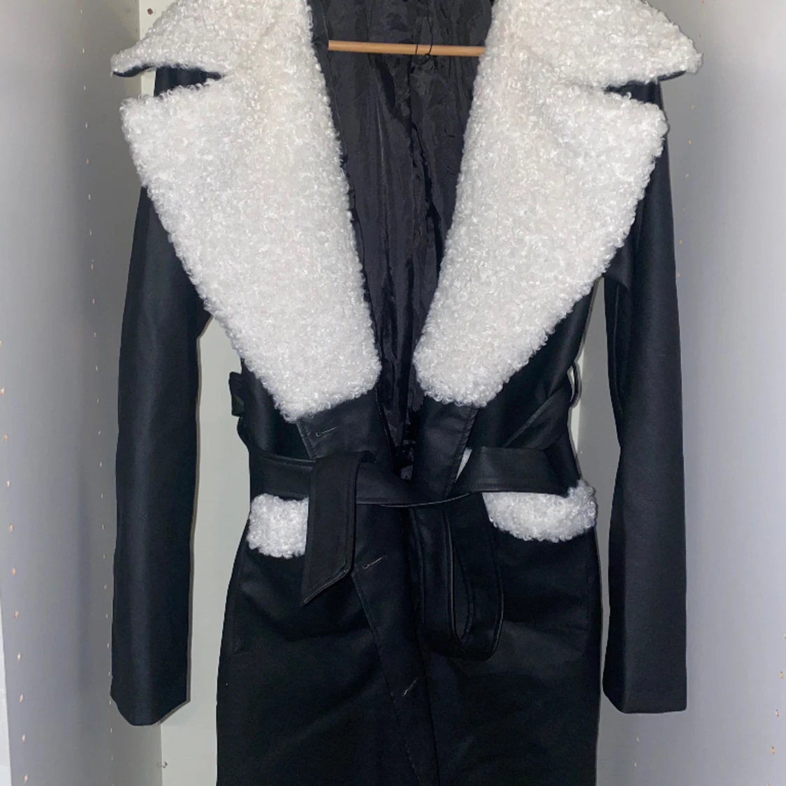 Pretty little thing läder kappa 