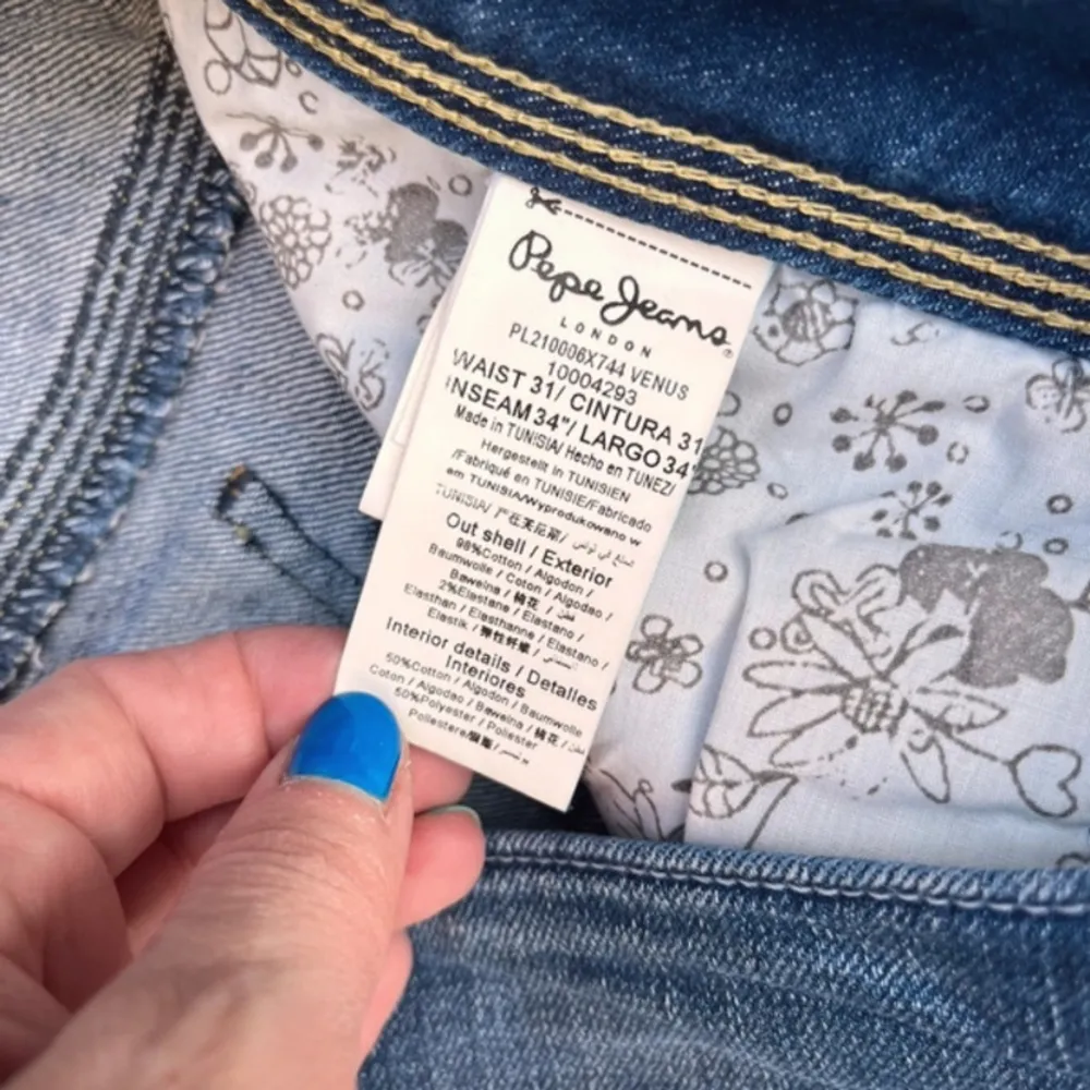 Sjukt snygga pepe jeans i strl 31/34. Passar ngn som brukar ha 38 och är ca 165-170 lång. De är vintage. Köparen står för frakten😊. Jeans & Byxor.