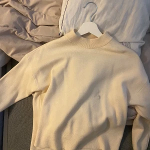 Tröja från vero Moda i varmt vitt färgat  - Använd fåtal gånger passar en xs person jätte fin tröja för mer frågor skriv 