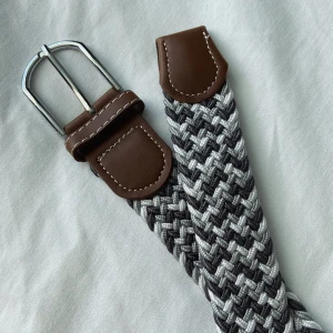 Flätat bälte (grischbälte) - Ett flätat bälte också kallat grisch bälte,  säljer detta för 79kr, använt endast fåtal gånger. Skick 9/10. Färger ljusgrå, mörkgrå, vit.