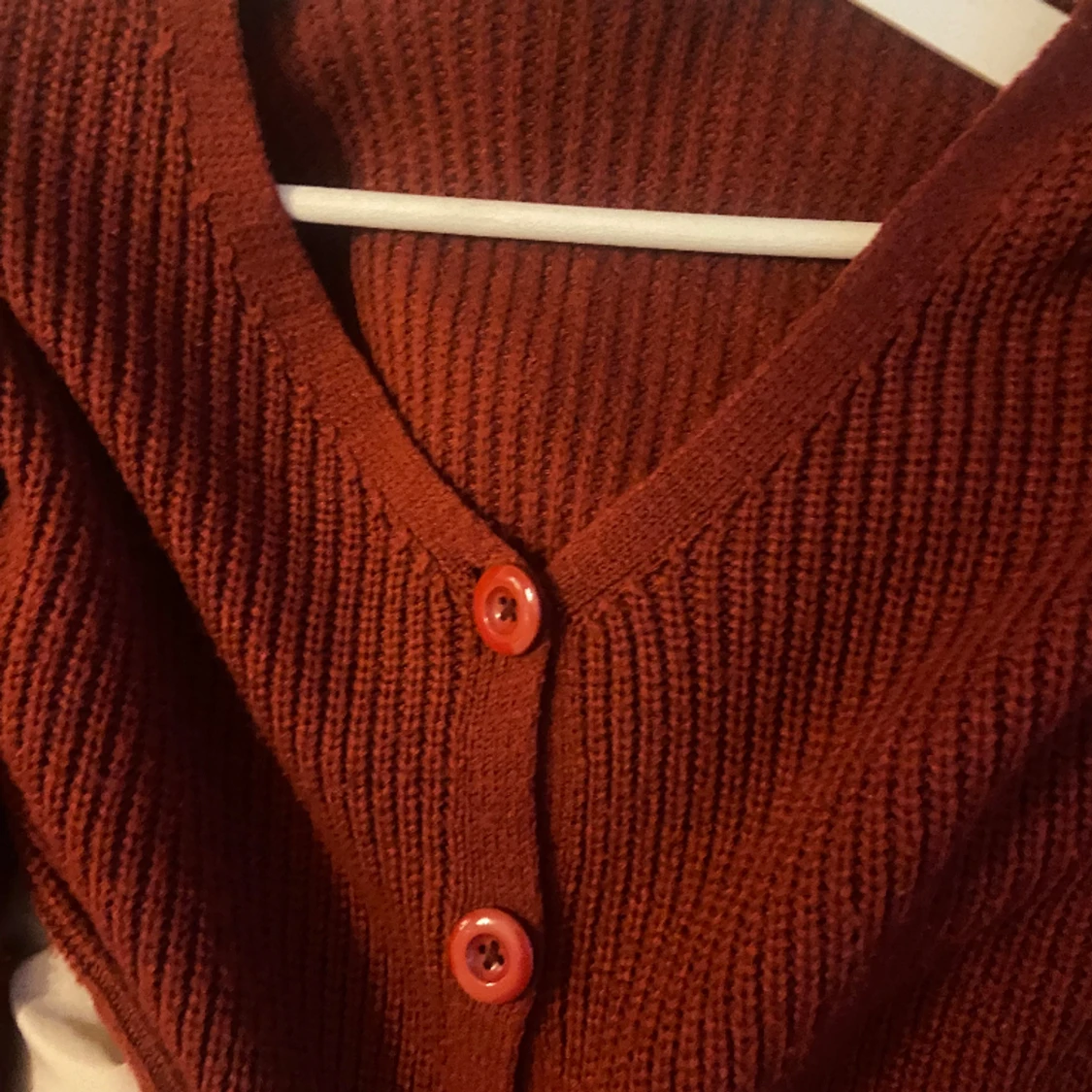 Stickad vinröd kort kofta  - 91